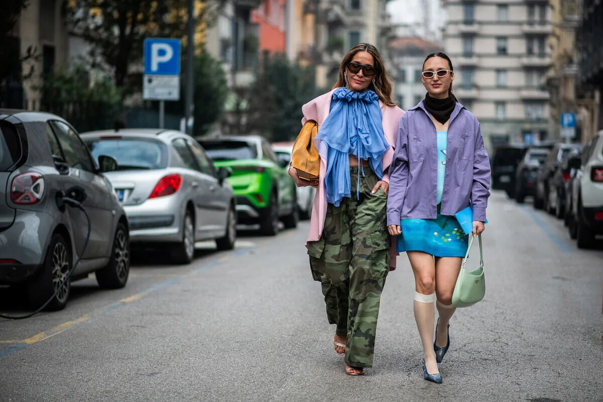 Raport Pinterest Spring Trend Report 2026. Dwie kobiety w kolorowych, eklektycznych stylizacjach ulicznych – moda wyrażająca indywidualność i odejście od perfekcji, trend Pinterest 2026 na wiosnę.