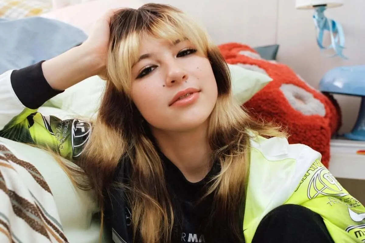 Nike x Alysa Liu. Zbliżenie na Alysa Liu w kampanii Nike podkreśla jej charakterystyczny styl i naturalność, które przyciągają pokolenie Gen Z. Mistrzyni olimpijska prezentuje sportowy look w estetyce streetwearowej, łącząc modę z autentycznym wizerunkiem. To przykład nowoczesnej komunikacji marki opartej na osobowości sportowca.