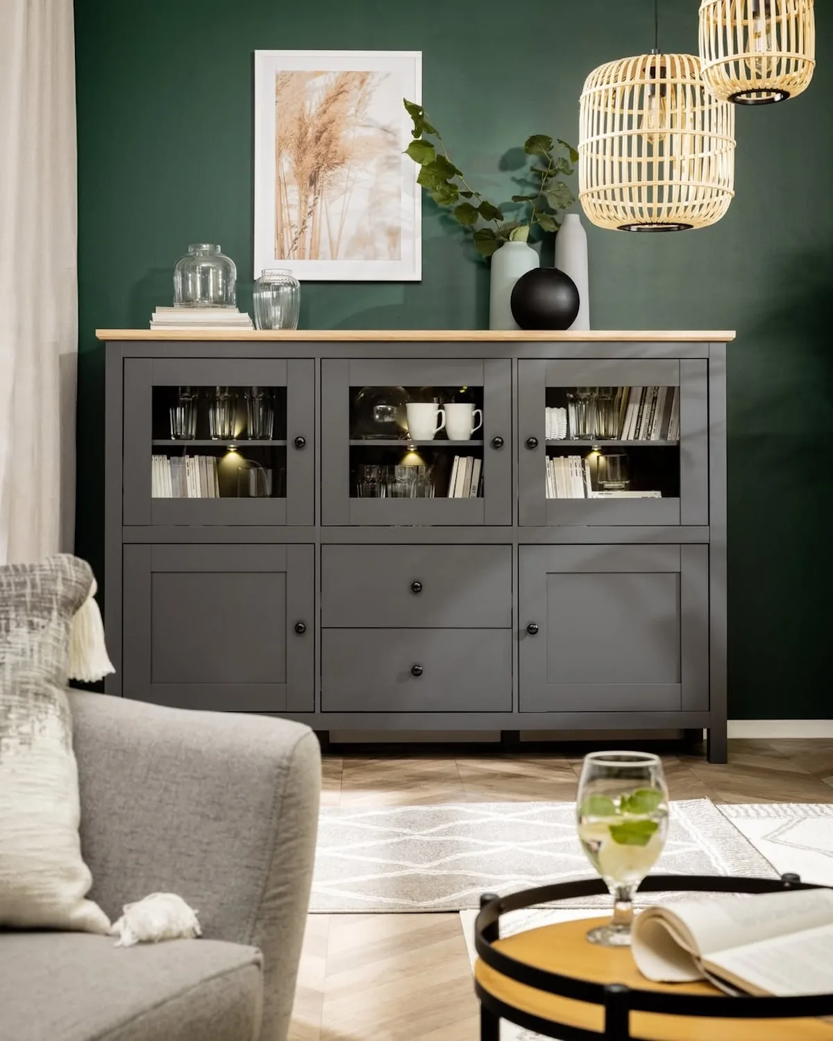 Stylowy salon z zieloną ścianą i szarą komodą – meble do salonu w ofercie Black Red White