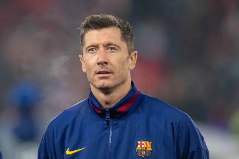 Agencja Stor9, problemy finansowe spółki Lewandowskiego. Na zdjęciu: Robert Lewandowski podczas meczu stoi na stadionie w granatowej kurtce treningowej z herbem FC Barcelona, a z jego ust widać parę w chłodnym powietrzu.