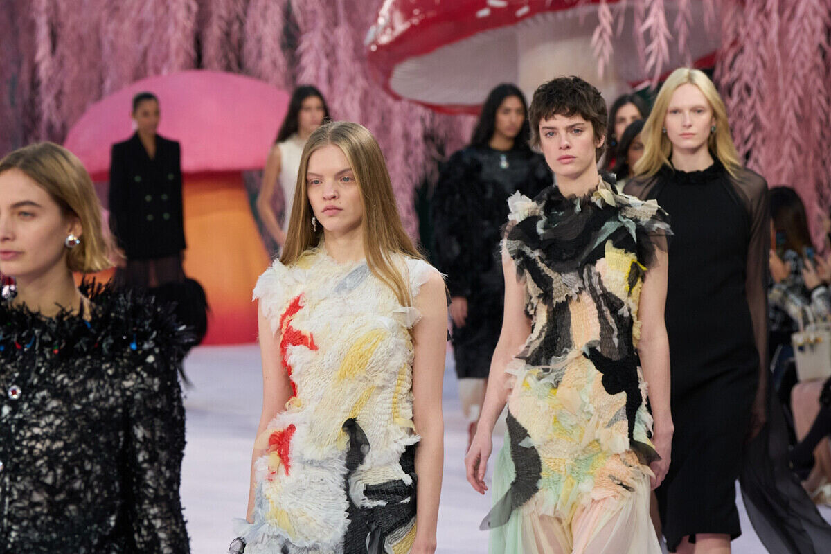 Harmonogram Paris Fashion Week FW26: daty, pokazy w Paryżu. Modelki prezentują projekty podczas pokazu Chanel w trakcie Paris Fashion Week w Paryżu. Na wybiegu widać wielowarstwowe suknie z lekkich tkanin i artystycznymi aplikacjami, charakterystyczne dla teatralnej scenografii i haute couture francuskiego domu mody. Kolekcja została zaprezentowana w ramach tygodnia mody, który co sezon wyznacza kierunki dla światowych trendów.