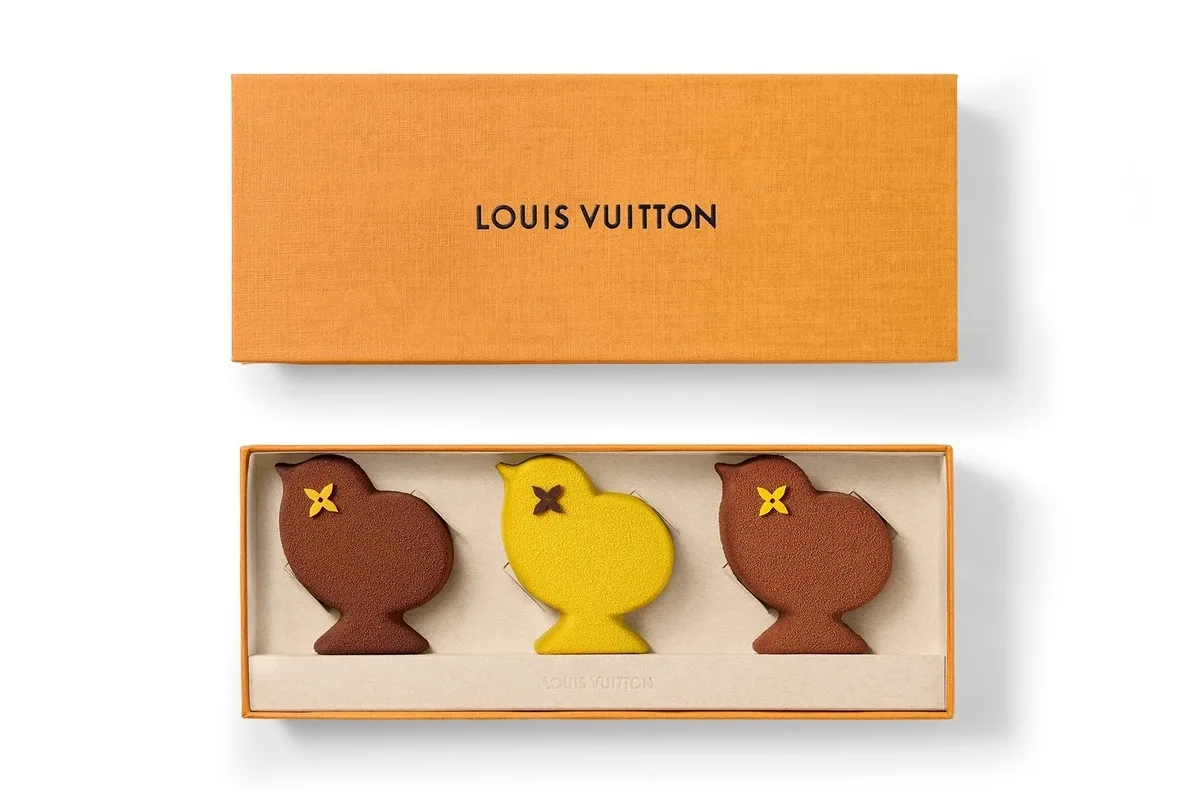 Luksusowe słodycze na Wielkanoc 2026. Wielkanocna kolekcja Louis Vuitton 2026 z czekoladowymi figurkami i eleganckim opakowaniem premium. Luksusowe słodycze inspirowane modą, idealne jako prezent na Wielkanoc.