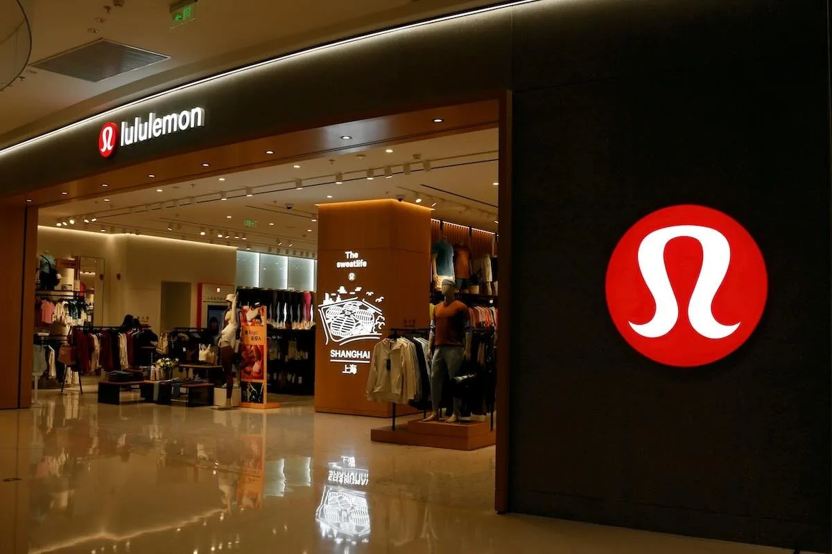 Lululemon otworzy drugi salon w Polsce. Na zdjęciu wejście do salonu stacjonarnego Lululemon z widocznym dużym logo marki po prawej stronie.