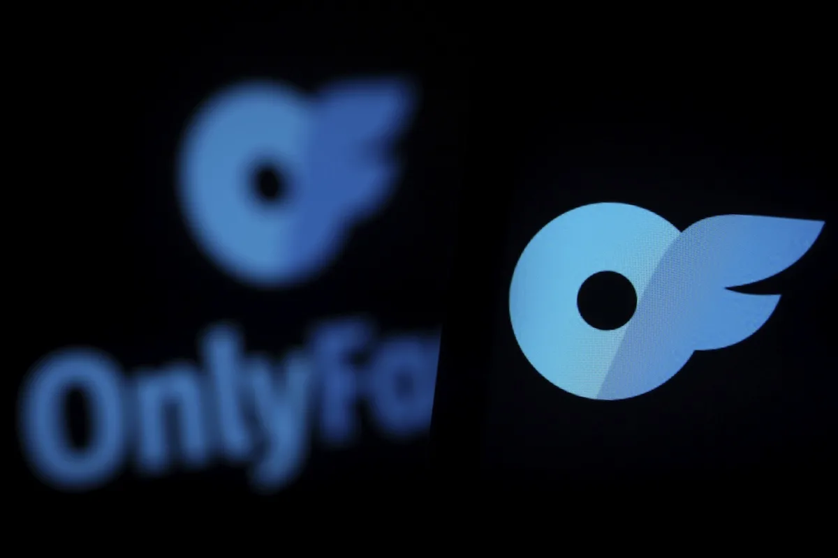 Logo only fans widziane na ekranie smartphona z lewej strony. Z prawej strony pełne logo OF.