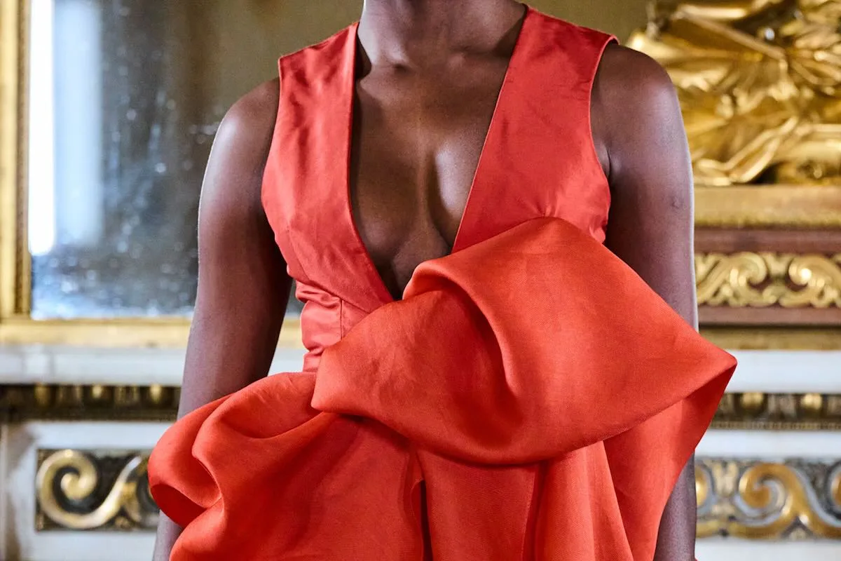 Radiant earth to nowy kolor roku 2028 wybrany przez WGSN. Na zdjęciu zbliżenie na sukienkę na wybiegu w tym kolorze.