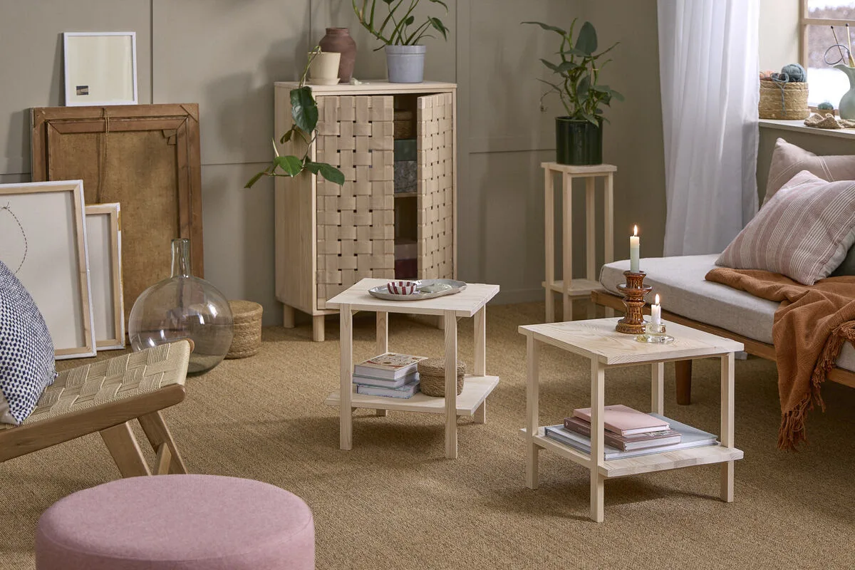 Sklep Søstrene Grene w Polsce – adres, Warszawa. Wnętrze w stylu skandynawskim z drewnianymi meblami i dekoracjami – aranżacja w stylu marki Søstrene Grene.