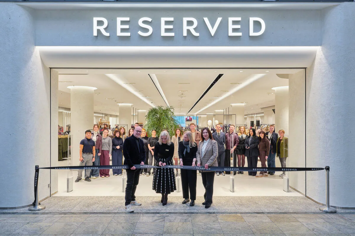 Wyniki finansowe LPP 2025. Otwarcie salonu Reserved należącego do LPP, symbolizujące dynamiczną ekspansję sieci sprzedaży. Rozwój sklepów stacjonarnych to jeden z kluczowych elementów strategii spółki. Wyniki finansowe LPP 2025 pokazują, że ten kierunek skutecznie wspiera wzrost przychodów i skali działalności.