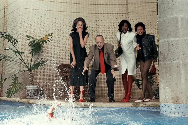 Zara x Willy Chavarria Vatísimo kampania – dramatyczna scena przy basenie inspirowana telenowelą, modele w eleganckich stylizacjach reagują na dynamiczną sytuację.