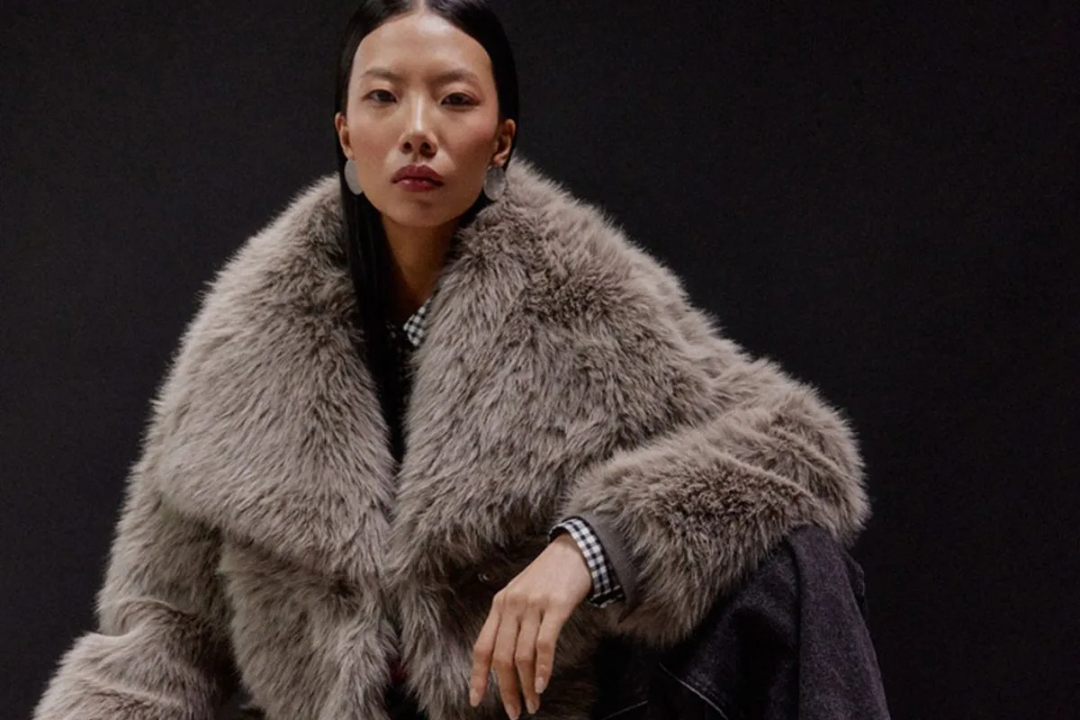 Answear.com wyniki finansowe 2025. Modelka prezentuje efektowne futro o luksusowym charakterze, wpisujące się w rosnący nacisk na segment premium i high-end. Stylizacja podkreśla aspiracyjny kierunek marki, który – choć wspiera wzrost sprzedaży – wiąże się jednocześnie z wysokimi kosztami marketingu i presją na marże widoczną w wynikach finansowych.