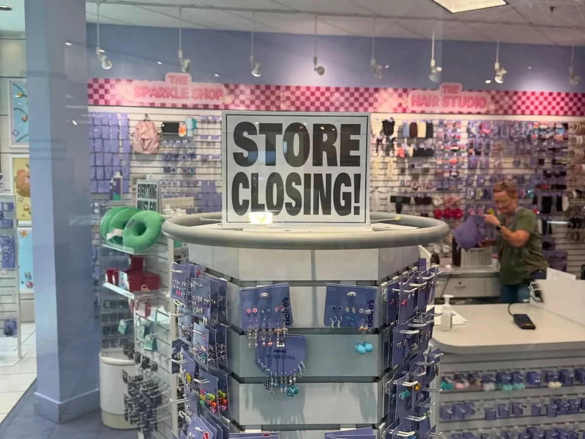 Wnętrze sklepu Claire’s z widocznym napisem „Store Closing” informującym o likwidacji punktu. To symbol zamknięcia 154 lokalizacji i kryzysu marki na rynku brytyjskim.