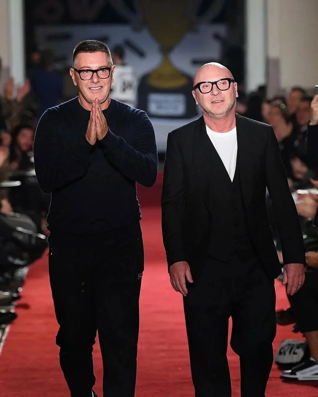 Stefano Gabbana i Domenico Dolce wychodzą na wybieg po pokazie Dolce & Gabbana, dziękując publiczności za przyjęcie kolekcji. Zdjęcie nabiera nowego kontekstu w świetle informacji o rezygnacji Gabbany z funkcji zarządczych – mimo zmian w strukturze firmy projektant pozostaje kluczową postacią odpowiedzialną za kierunek kreatywny marki.
