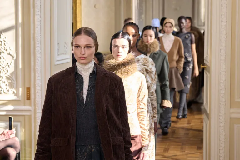 Pokaz Ganni w eleganckim wnętrzu – modelki w stylizacjach z futrzanymi detalami i warstwowymi lookami.