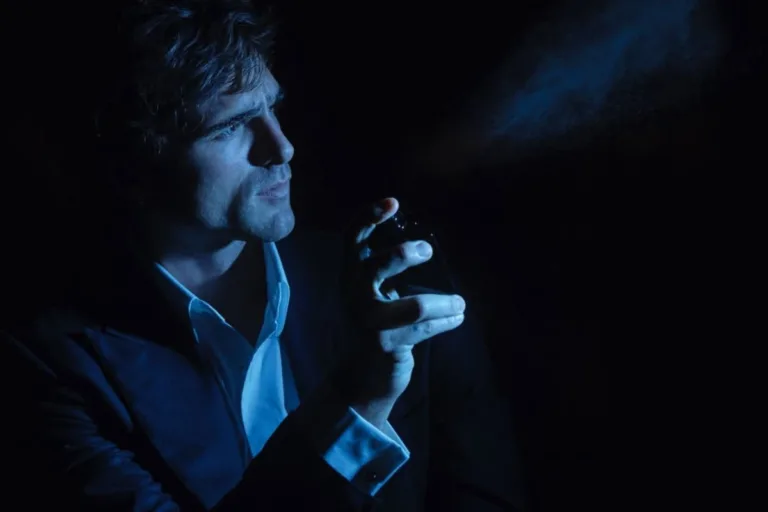 Jacob Elordi Bleu de Chanel. Mężczyzna w eleganckim garniturze rozpyla perfumy Bleu de Chanel w ciemnej, nastrojowej scenerii, oświetlony chłodnym, niebieskim światłem. Ujęcie podkreśla luksusowy charakter zapachu Chanel oraz nowoczesny wizerunek męskości kojarzony z Jacobem Elordi.