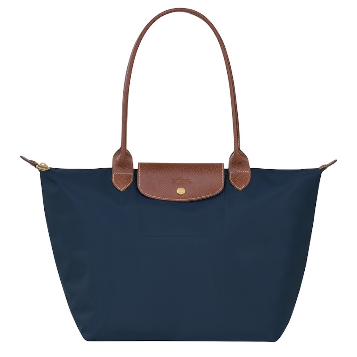 Zbliżenie na detale i strukturę torby Longchamp Le Pliage tote podkreśla jej funkcjonalny charakter i prosty design. To jeden z najczęściej wyszukiwanych modeli w Farfetch Index 2026, który od lat utrzymuje popularność. Minimalizm i praktyczność sprawiają, że wpisuje się w trend „codziennego luksusu”.
