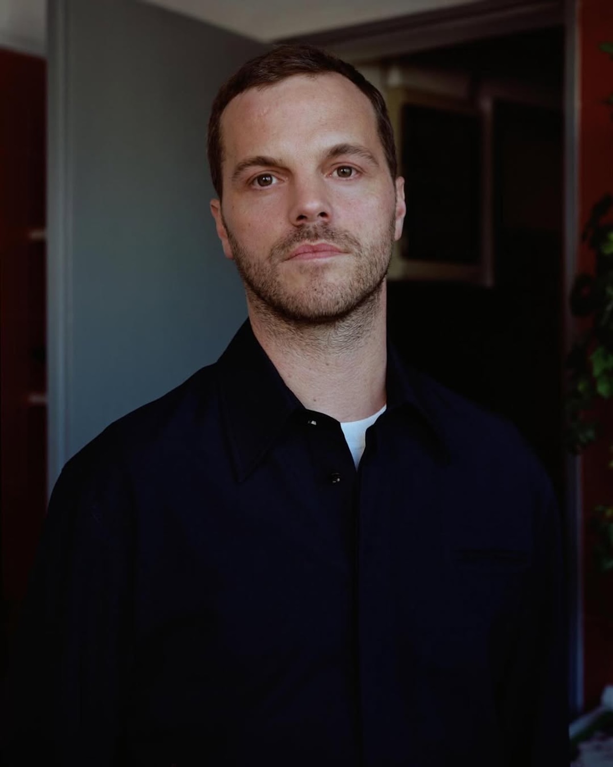 Matthieu Blazy na portrecie w ciemnej stylizacji, stojący w nowoczesnym wnętrzu. Wyróżniony na liście TIME100 2026 jako jeden z najbardziej wpływowych twórców redefiniujących współczesny luksus i estetykę.