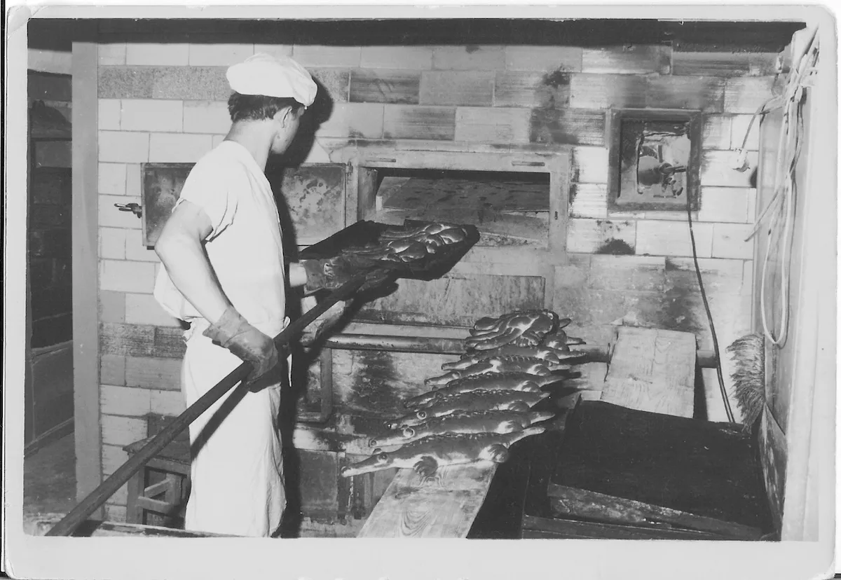 rchiwalne zdjęcie piekarza wyjmującego koguty z pieca – tradycyjna piekarnia w Kazimierzu Dolnym