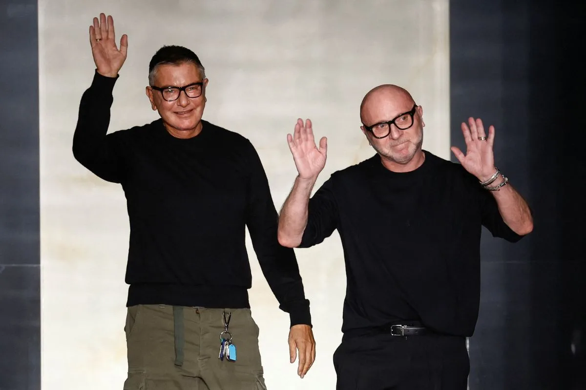 Stefano Gabbana i Domenico Dolce pozdrawiają publiczność po pokazie Dolce & Gabbana, podkreślając swoją wciąż aktywną rolę w marce. Zdjęcie nawiązuje do doniesień o zmianach w strukturze firmy – mimo rezygnacji z funkcji zarządczych, Gabbana pozostaje odpowiedzialny za kierunek kreatywny. To symboliczne ujęcie pokazuje ciągłość duetu, który nadal stoi za wizją domu mody.