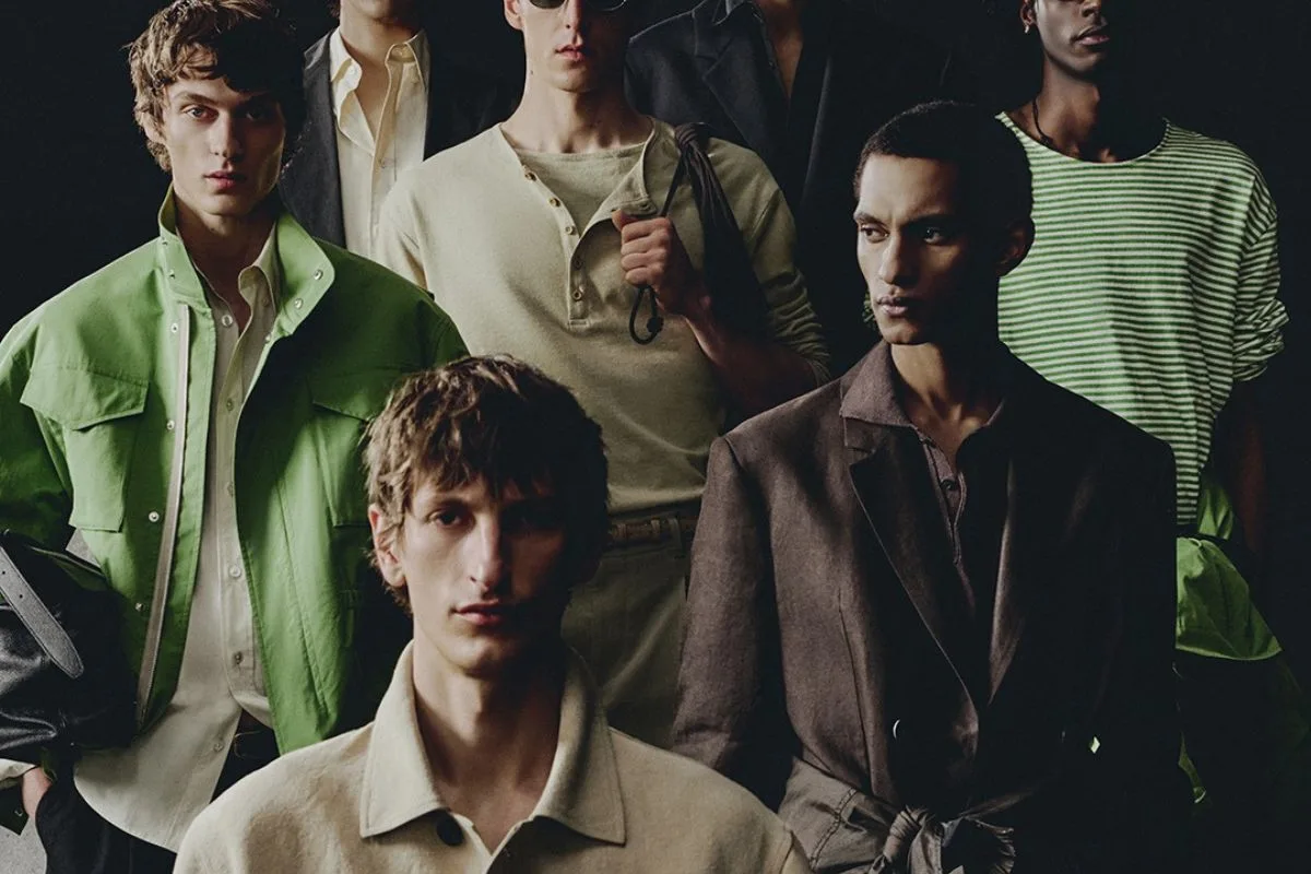 Zara Man ekspansja. Grupa modeli prezentuje kolekcję Zara Man – zróżnicowane stylizacje od casualu po bardziej eleganckie formy podkreślają nowy, bardziej dopracowany i premium kierunek mody męskiej marki.