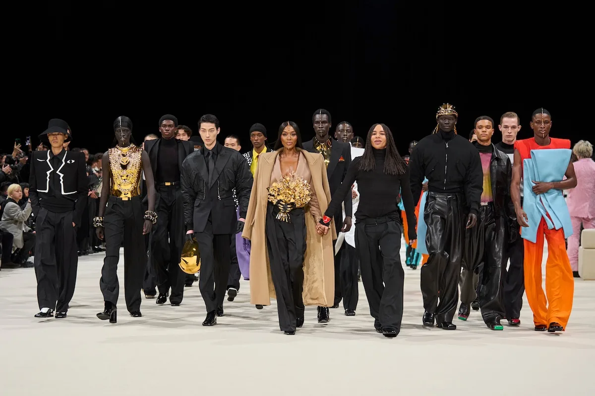 Pokaz Balmain pod kierownictwem Oliviera Rousteinga, finał z modelami na wybiegu – współczesny etap marki opisany w książce „Balmain. Historia kultowego domu mody”.