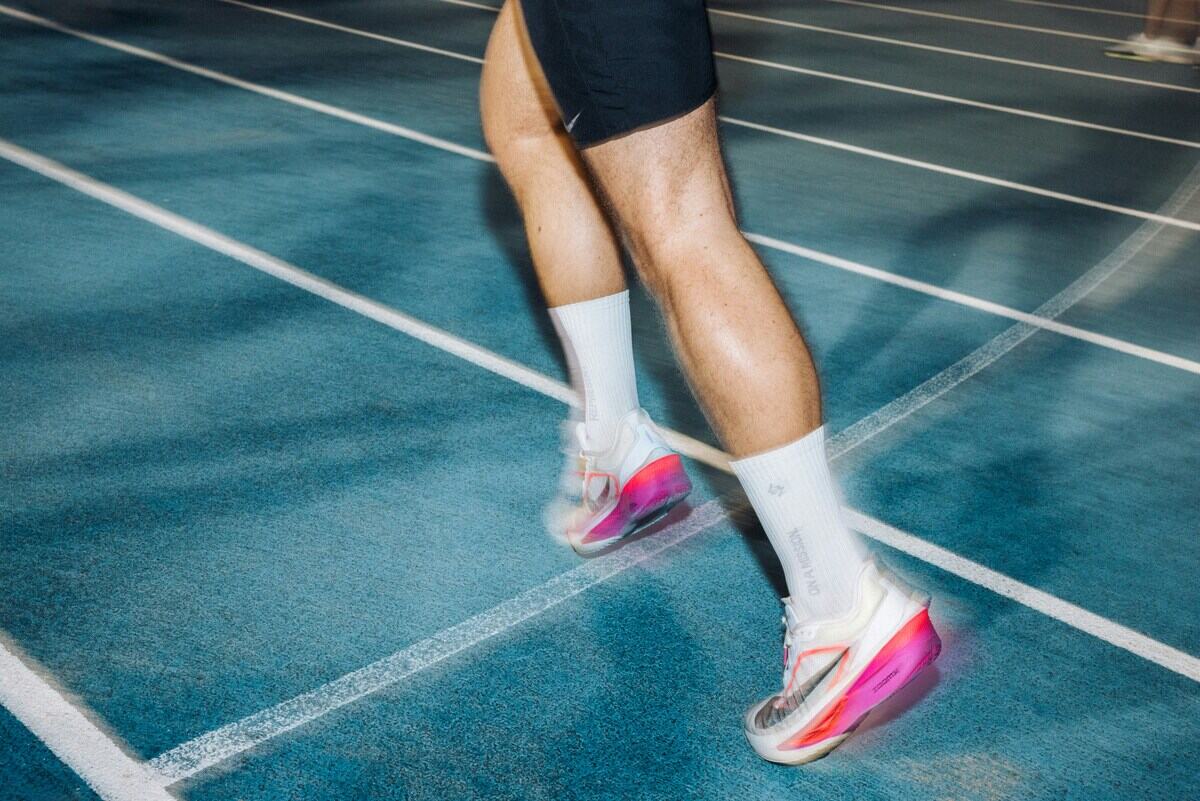 Grupa biegaczy w trakcie zawodów ulicznych, uchwycona w ruchu podczas pokonywania trasy. Zdjęcie pokazuje energię i zaangażowanie uczestników, charakterystyczne dla wydarzeń takich jak bieg Rossmann Run 2026.