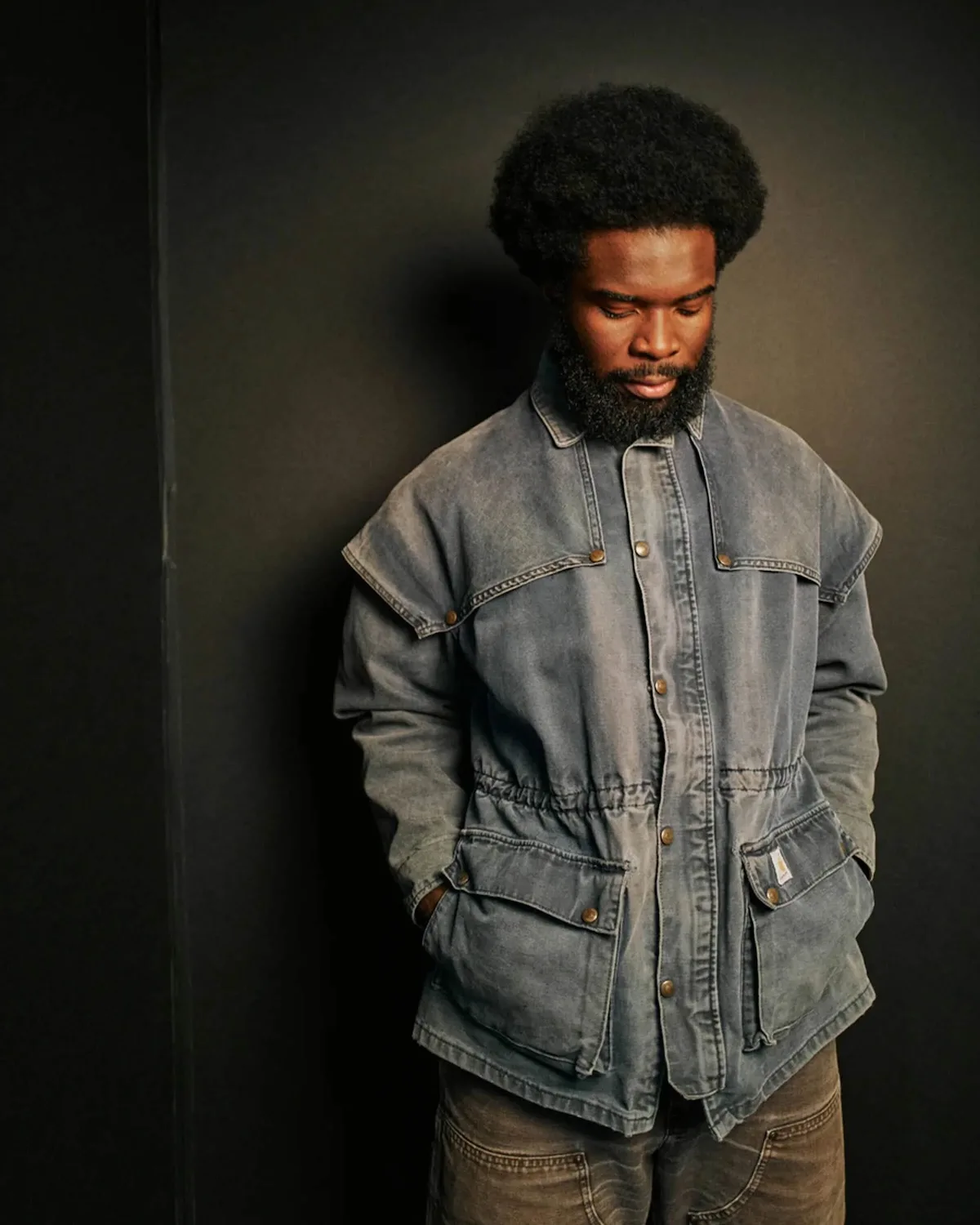 model w przerobionej kurtce Carhartt, reinterpretacja workwear w Wylie Welling