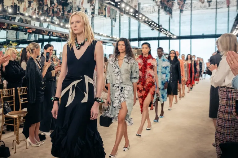 Chanel najgorętszą marką wg Lyst Index 2026 Q1. Wybieg Chanel resort 2027.