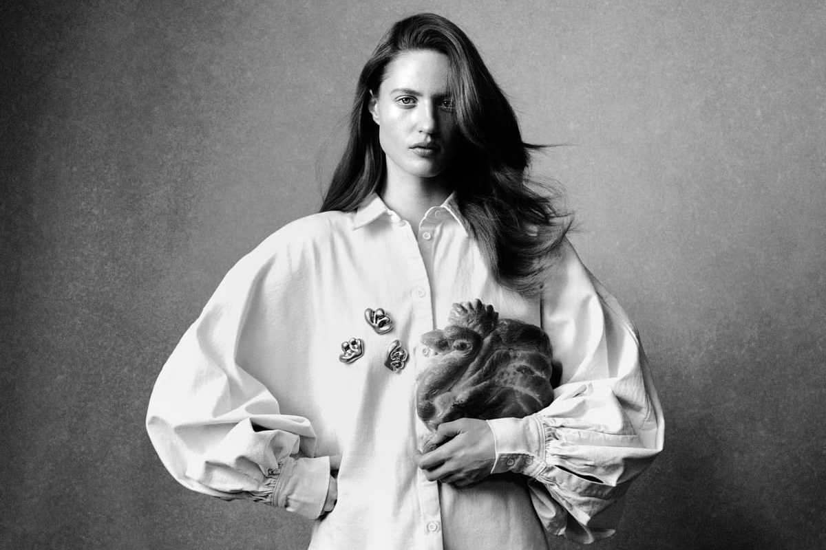 Chylak biżuteria. Zofia Chylak zadebiutowała z pierwszą autorską kolekcją biżuterii. Kampania z Julią Banaś to ukłon w stronę tradycji i dzieciństwa.