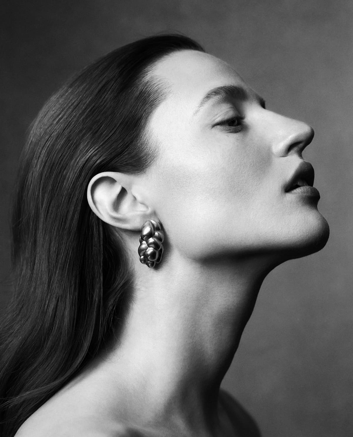 Zbliżenie profilu modelki w kolczykach CHYLAK Jewellery o rzeźbiarskiej, organicznej strukturze