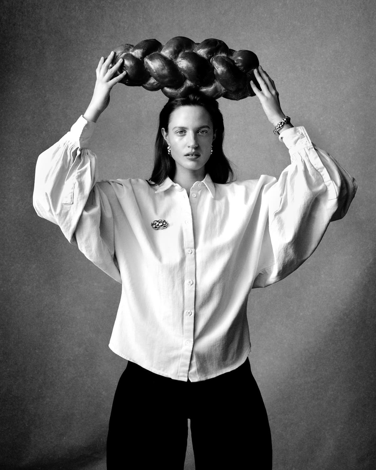 Modelka z chałką jako inspiracją kolekcji CHYLAK Jewellery – motyw plecionki w biżuterii