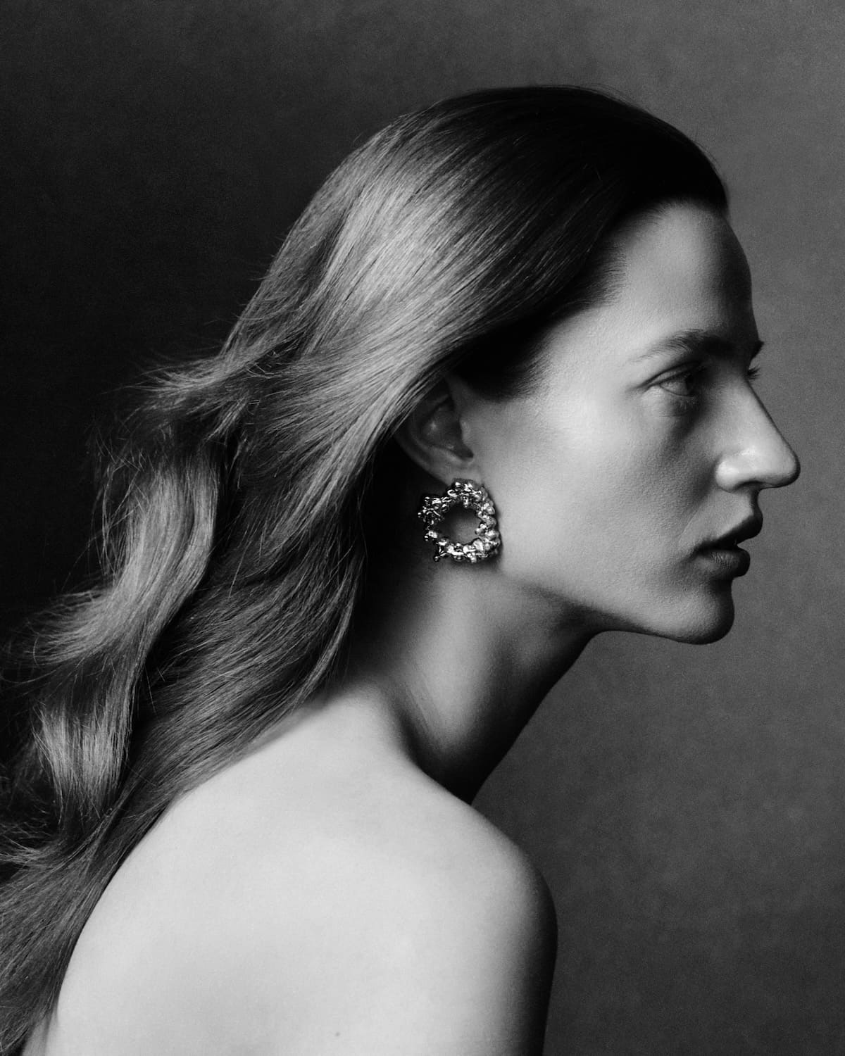 Profil modelki w kolczykach CHYLAK Jewellery o organicznej formie inspirowanej polskimi wypiekami