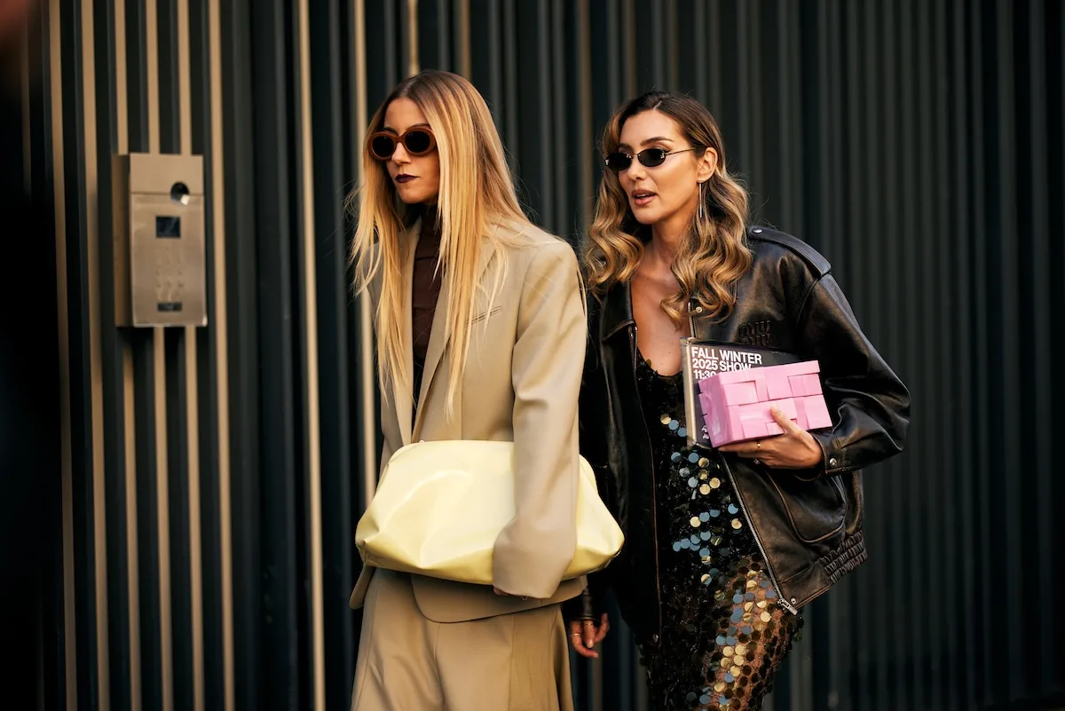 Co jest otwarte 1 maja 2026? Gdzie na zakupy w majówkę? Na zdjęciu dwie kobiety idące na zakupy 1 maja.