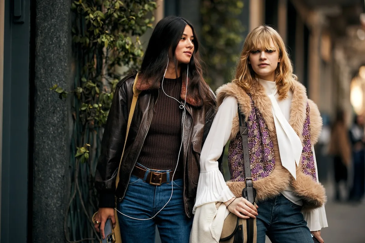 Czy 2 maja 2026 są otwarte sklepy? Na zdjęciu dwie kobiety idące na zakupy 2 maja.