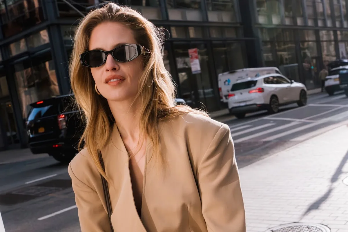 Modelka w beżowym garniturze i okularach przeciwsłonecznych – kolekcja Reserved inspirowana filmem „Diabeł ubiera się u Prady 2”