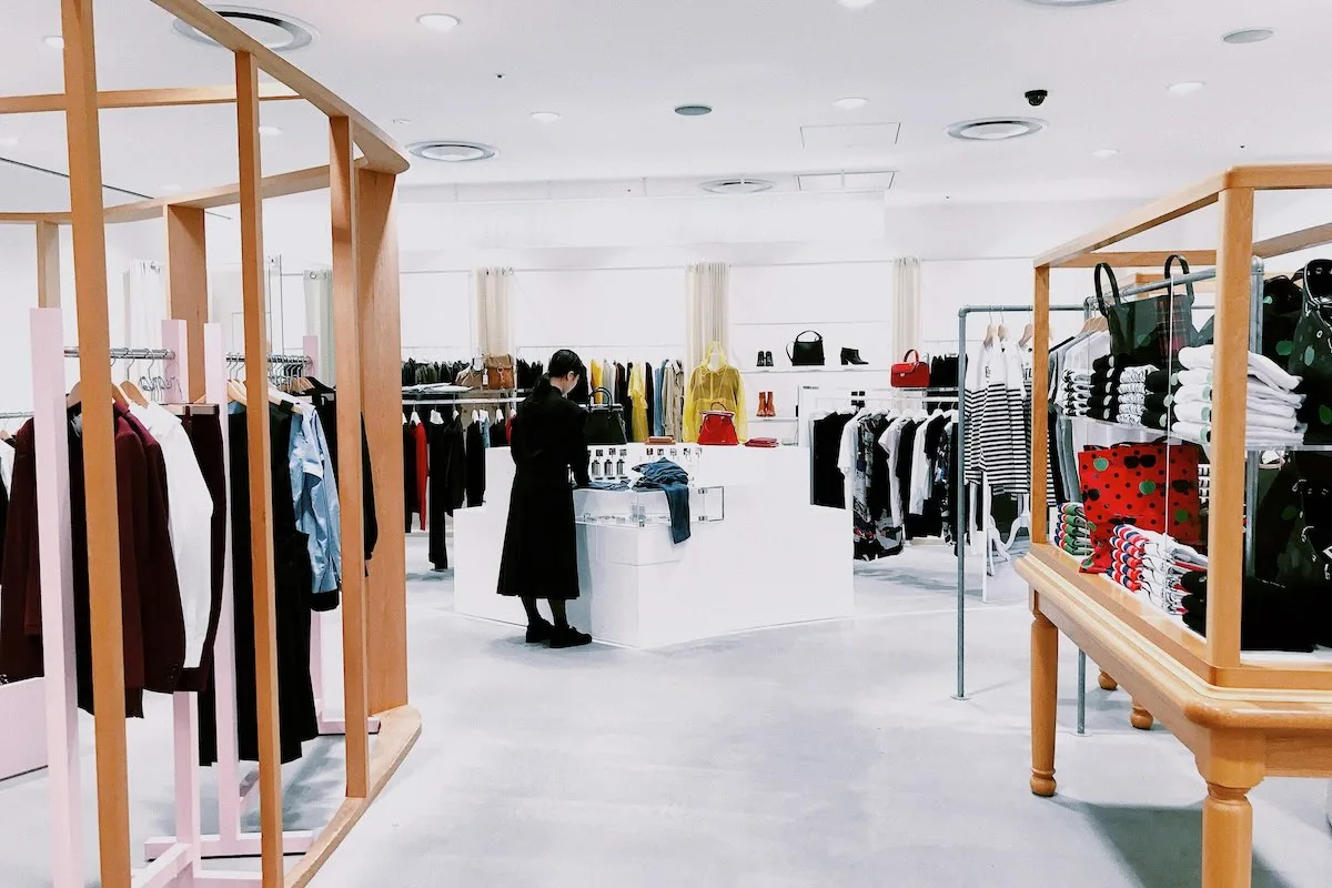 Do której otwarte centra handlowe i sklepy odzieżowe 30 kwietnia 2026? 