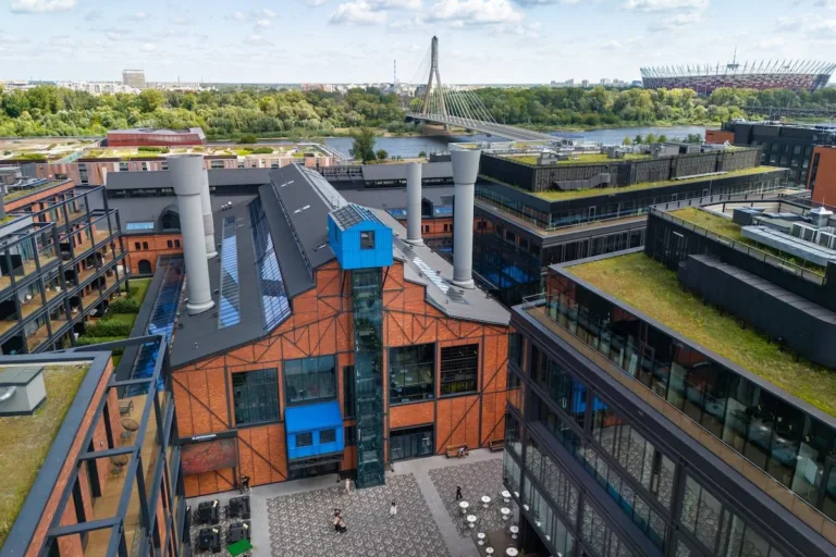 Widok na Elektrownię Powiśle z góry z widocznym mostem Świętokrzyskim w tle.