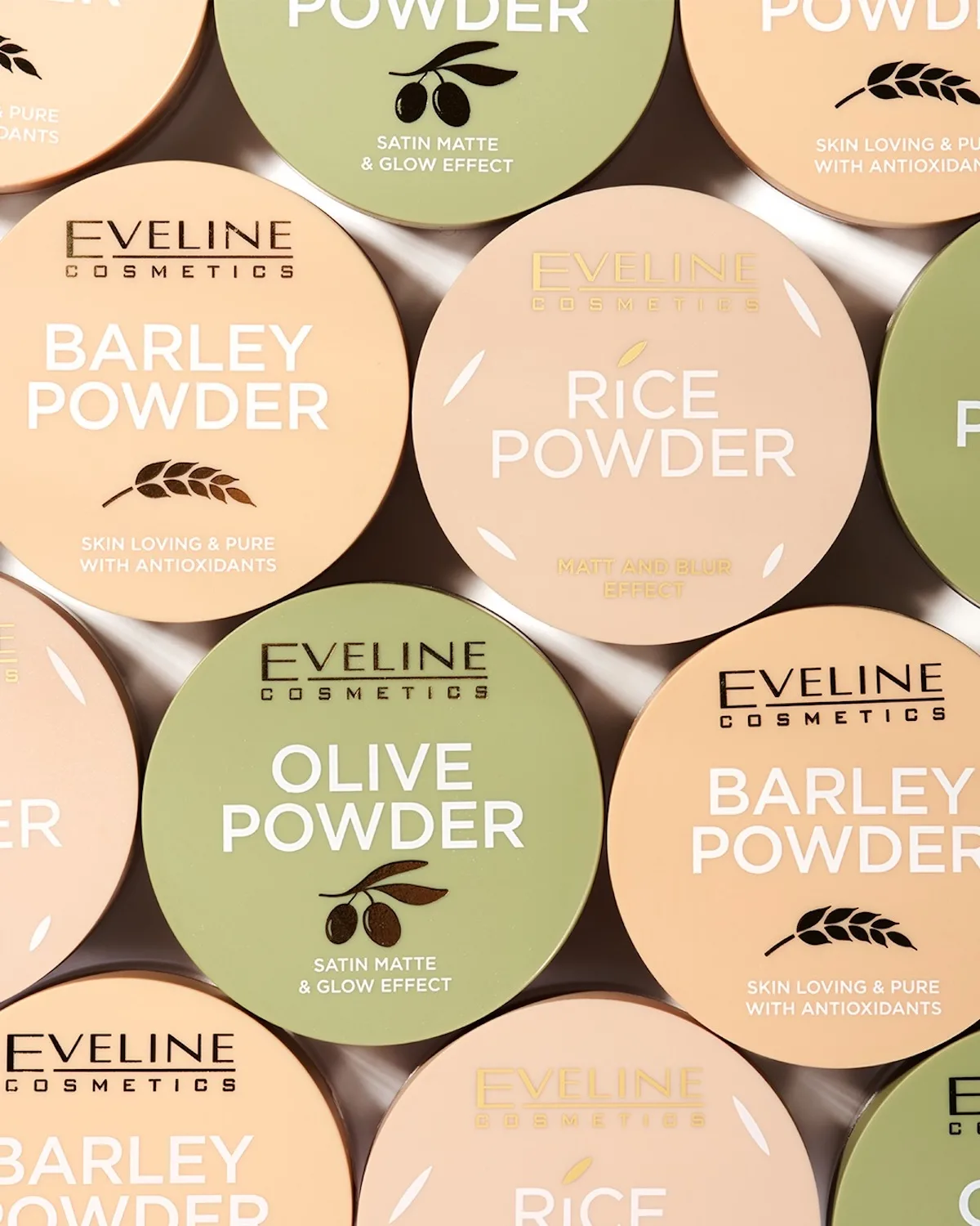 Produkty Eveline Cosmetics w formie pudrów do twarzy ułożone w estetyczny wzór – widoczne warianty jak rice powder, barley powder i olive powder. Zdjęcie nawiązuje do viralowego fenomenu „Eweliny Kosmetycznej”, który przywrócił marce popularność wśród młodszych odbiorców.