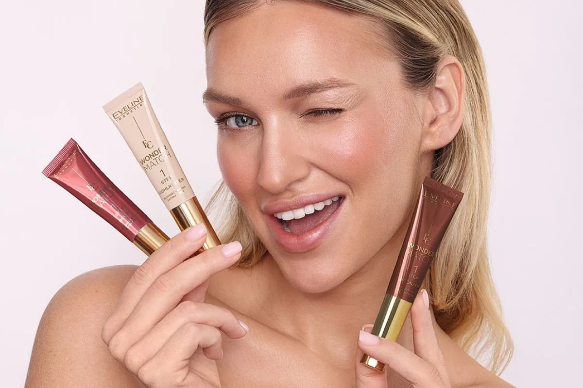 Eveline Cosmetics historia, fenomen. Modelka prezentuje kosmetyki Eveline Cosmetics z linii do makijażu twarzy w naturalnym, rozświetlonym looku. Zdjęcie nawiązuje do viralowego trendu „Ewelina Kosmetyczna”, który odświeżył wizerunek marki w social mediach.