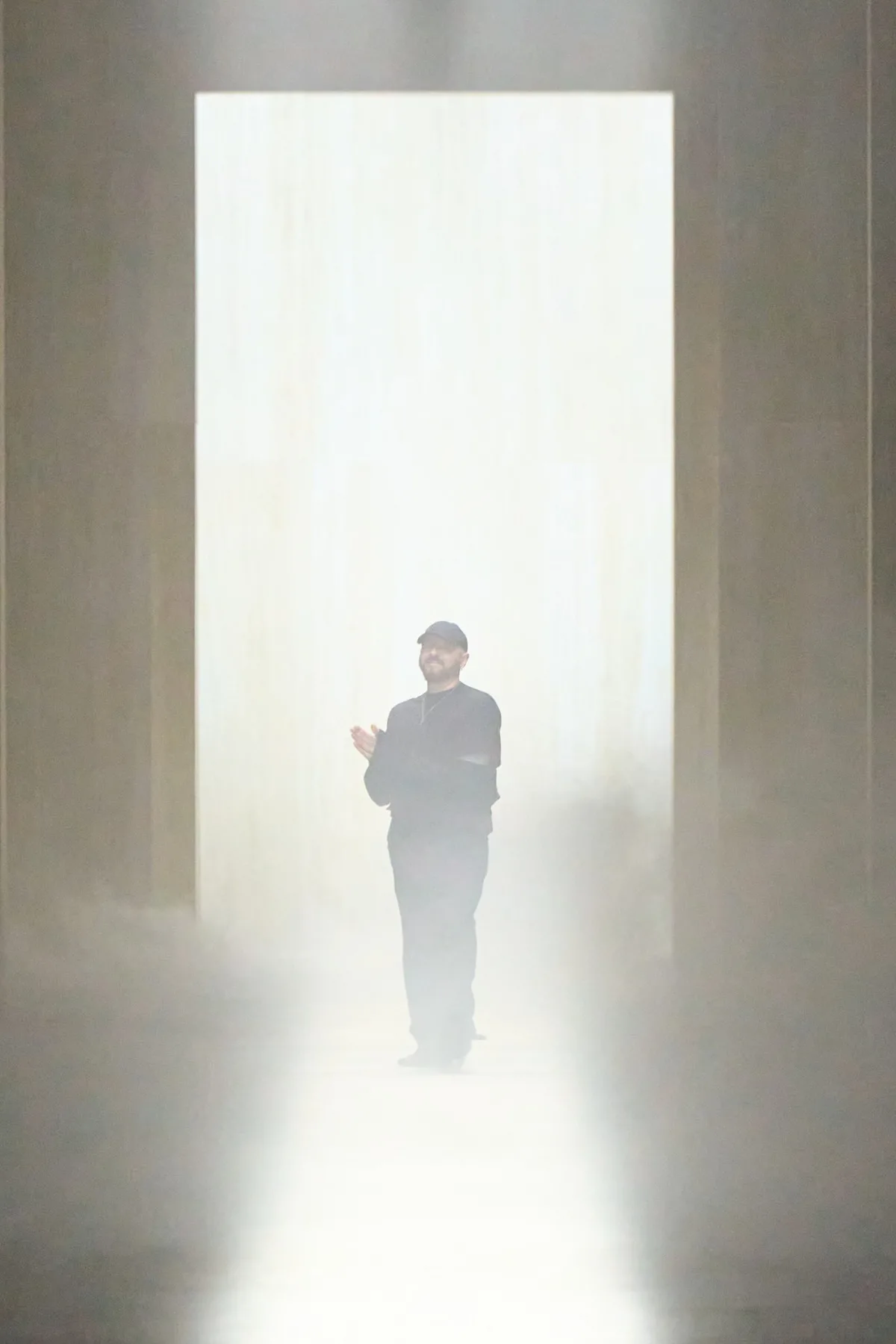 Demna, dyrektor kreatywny Gucci, po pokazie w Mediolanie