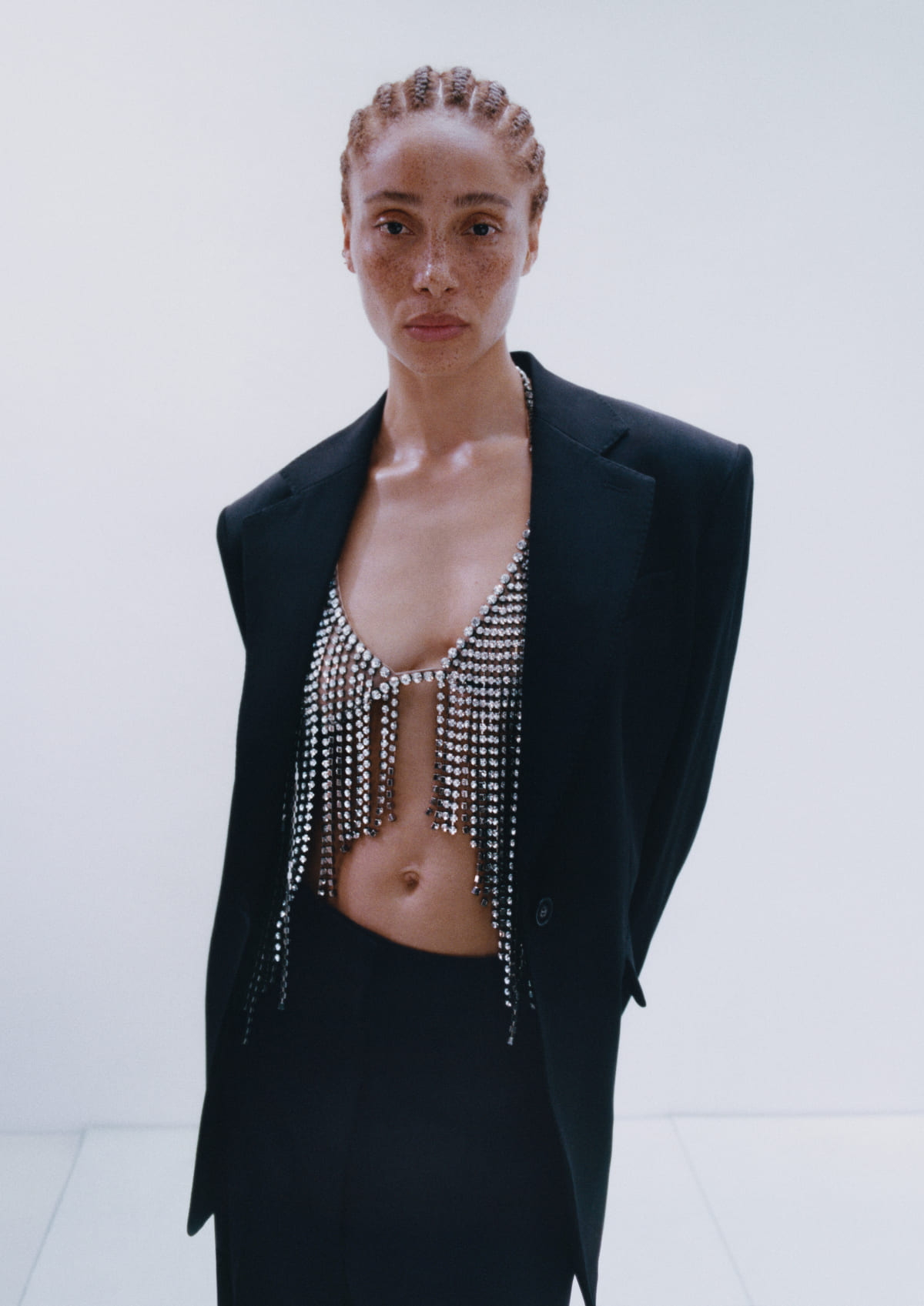 Kolekcja Stella McCartney dla H&M 2026 – czarny garnitur i top z kryształów