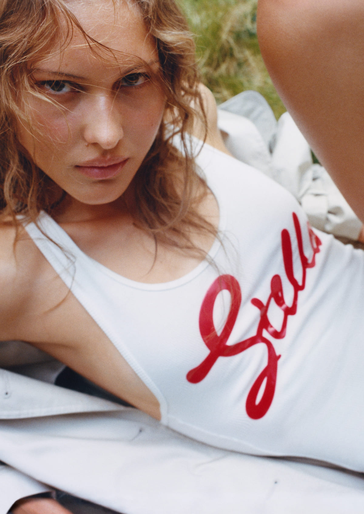 H&M x Stella McCartney 2026 – body z napisem Stella i archiwalny motyw logo