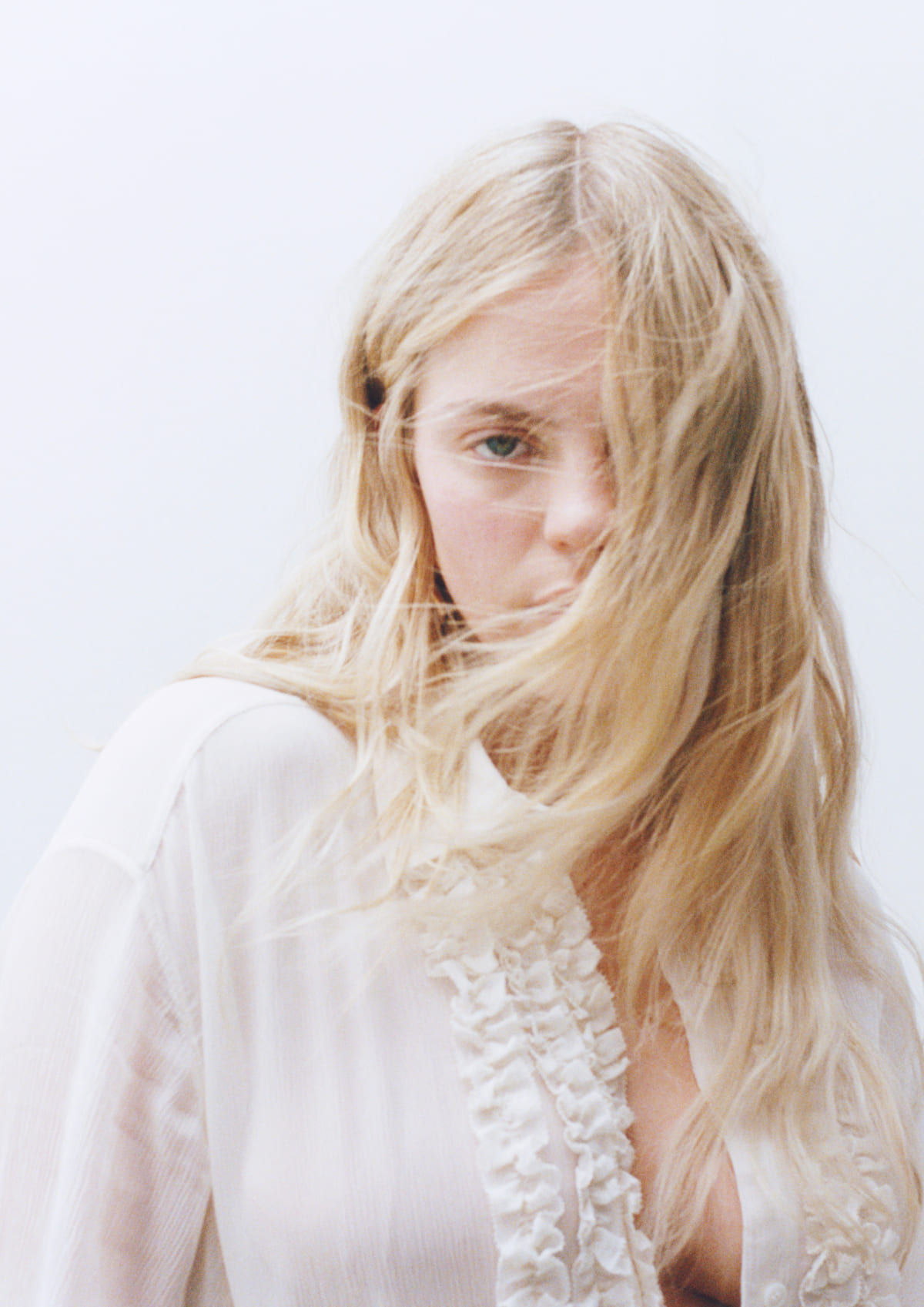 Kolekcja H&M Stella McCartney – biała koszula z falbanami, minimalistyczny look