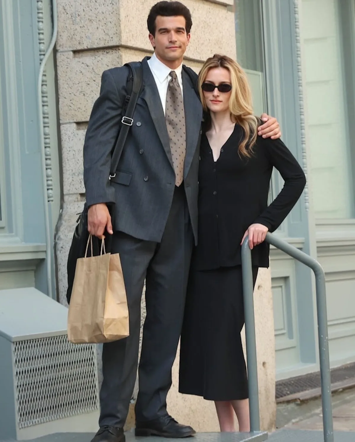 Kadr z serialu „Love Story”, nawiązujący do stylu John F. Kennedy Jr. i Carolyn Bessette. Minimalizm lat 90. powraca, wspierając wzrost zainteresowania Calvin Klein w Lyst Index Q1 2026.