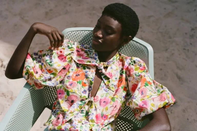 Marki najszybciej zyskujące na znaczeniu Lyst Index Q1 2026. Modelka w kwiecistej bluzce Zara w letniej stylizacji inspirowanej estetyką lat 90. Marka znalazła się wśród najszybciej zyskujących na znaczeniu według Lyst Index Q1 2026, budując uwagę poprzez obecność w kulturze i trendach.