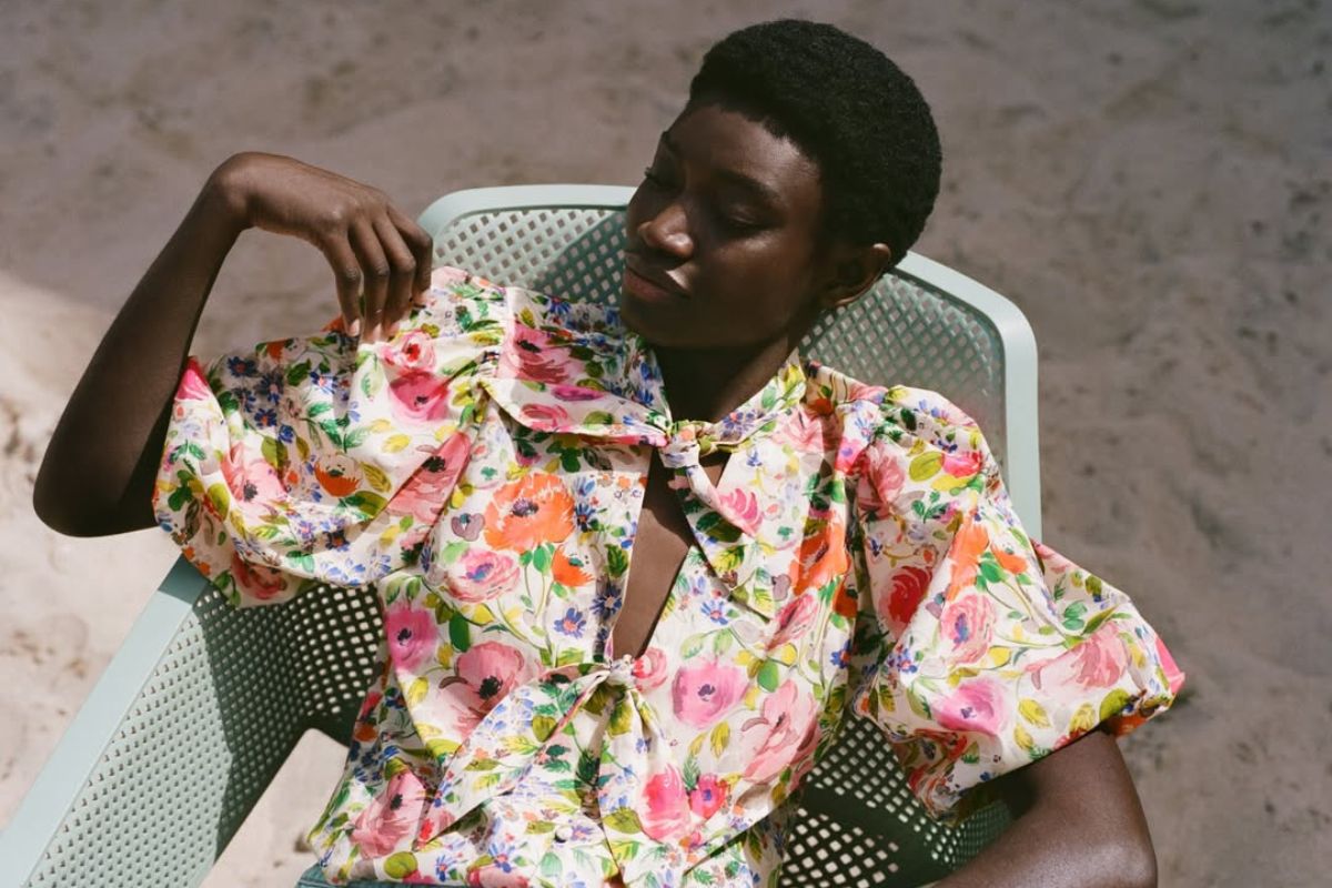 Marki najszybciej zyskujące na znaczeniu Lyst Index Q1 2026. Modelka w kwiecistej bluzce Zara w letniej stylizacji inspirowanej estetyką lat 90. Marka znalazła się wśród najszybciej zyskujących na znaczeniu według Lyst Index Q1 2026, budując uwagę poprzez obecność w kulturze i trendach.