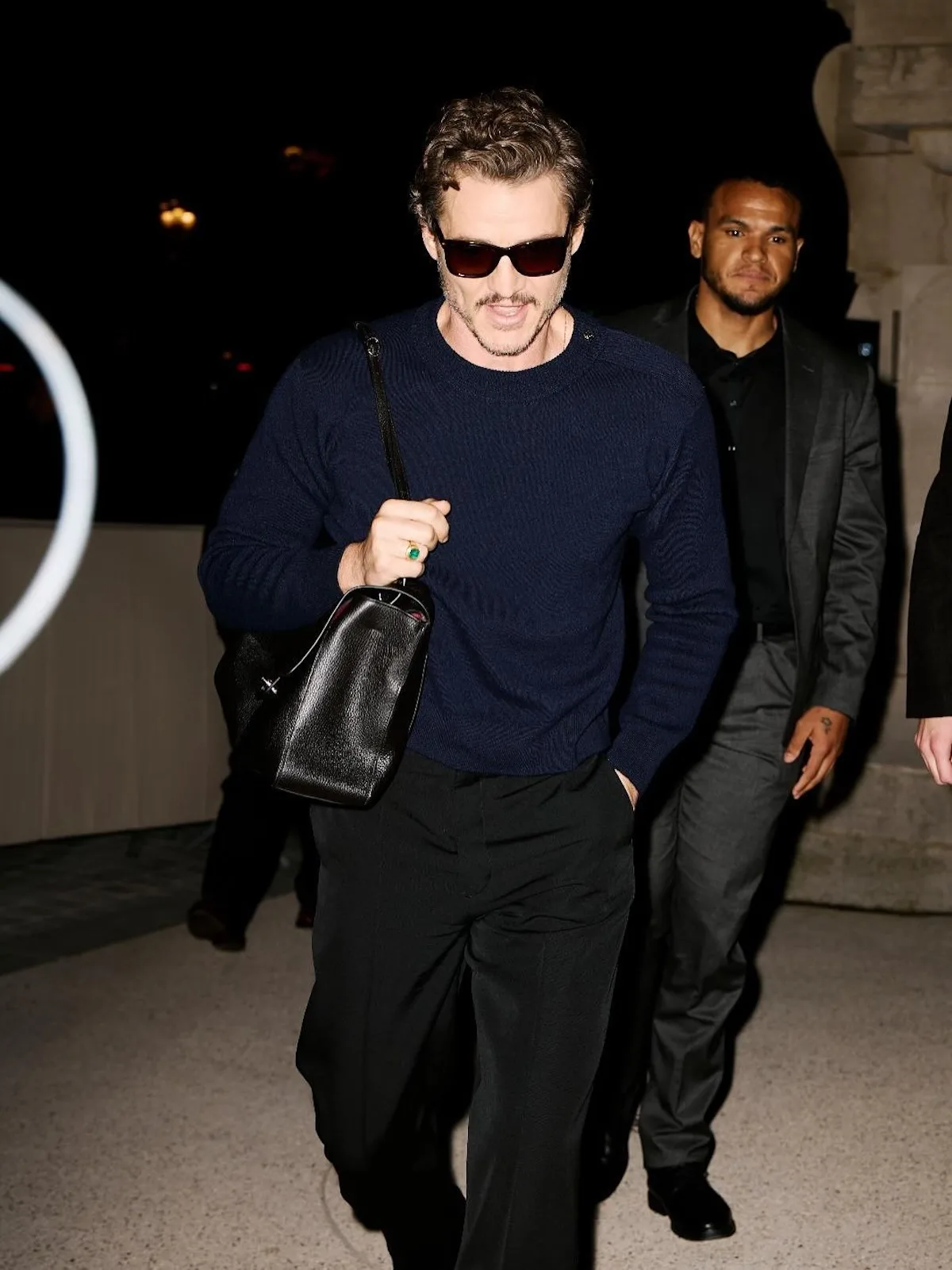 Pedro Pascal w stylizacji Chanel podczas wyjścia na event wieczorowy. Aktor łączy klasyczną elegancję z nowoczesnymi dodatkami, podkreślając luksusowy charakter marki. To przykład uniseksowego kierunku, który coraz mocniej rozwija Chanel.