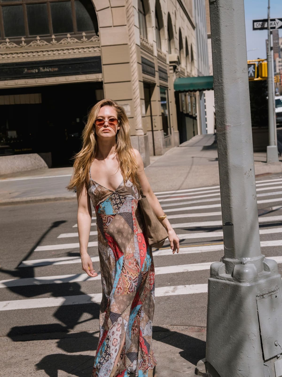 Długa sukienka patchworkowa – kolekcja Reserved inspirowana estetyką „Diabeł ubiera się u Prady 2”