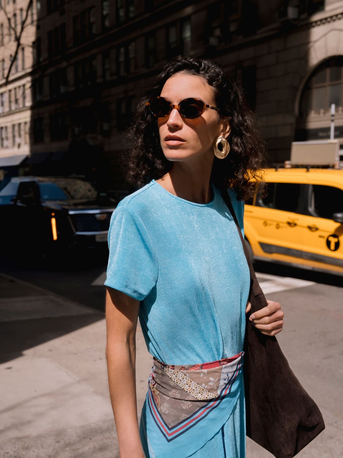 Stylizacja w błękitnej sukience i apaszce – kolekcja Reserved inspirowana „Diabeł ubiera się u Prady 2”