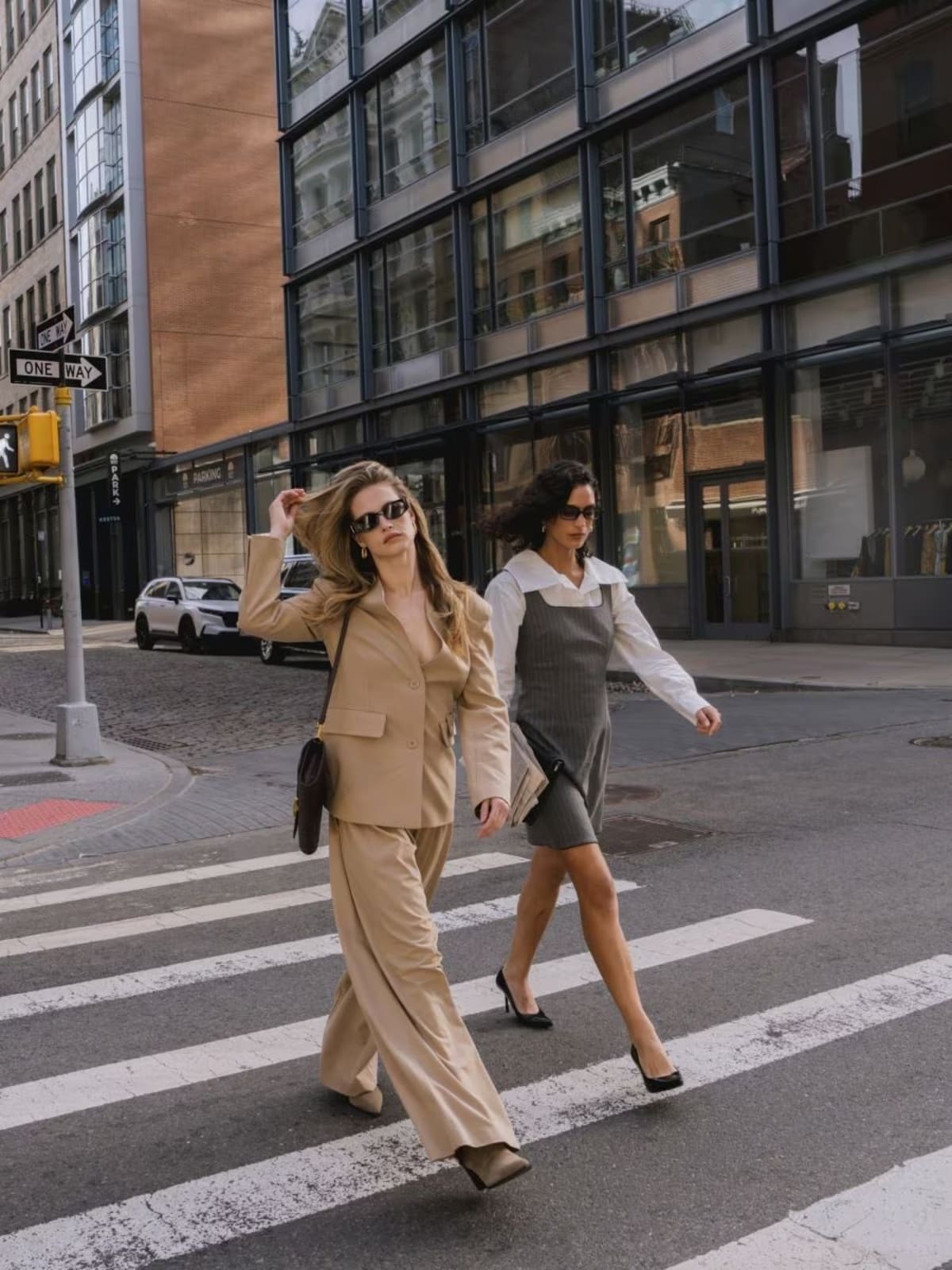 Dwie modelki w miejskich stylizacjach – sukienki z kolekcji Reserved inspirowanej „Diabeł ubiera się u Prady 2”