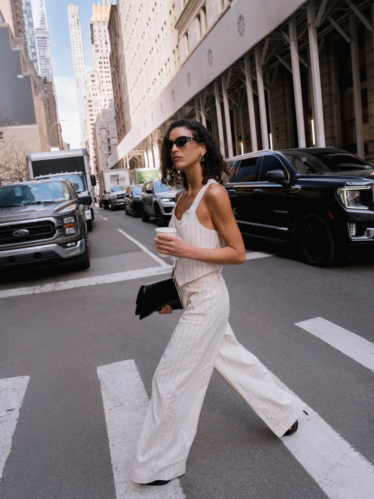 Modelka w białym garniturze na ulicy miasta – kolekcja Reserved inspirowana filmem