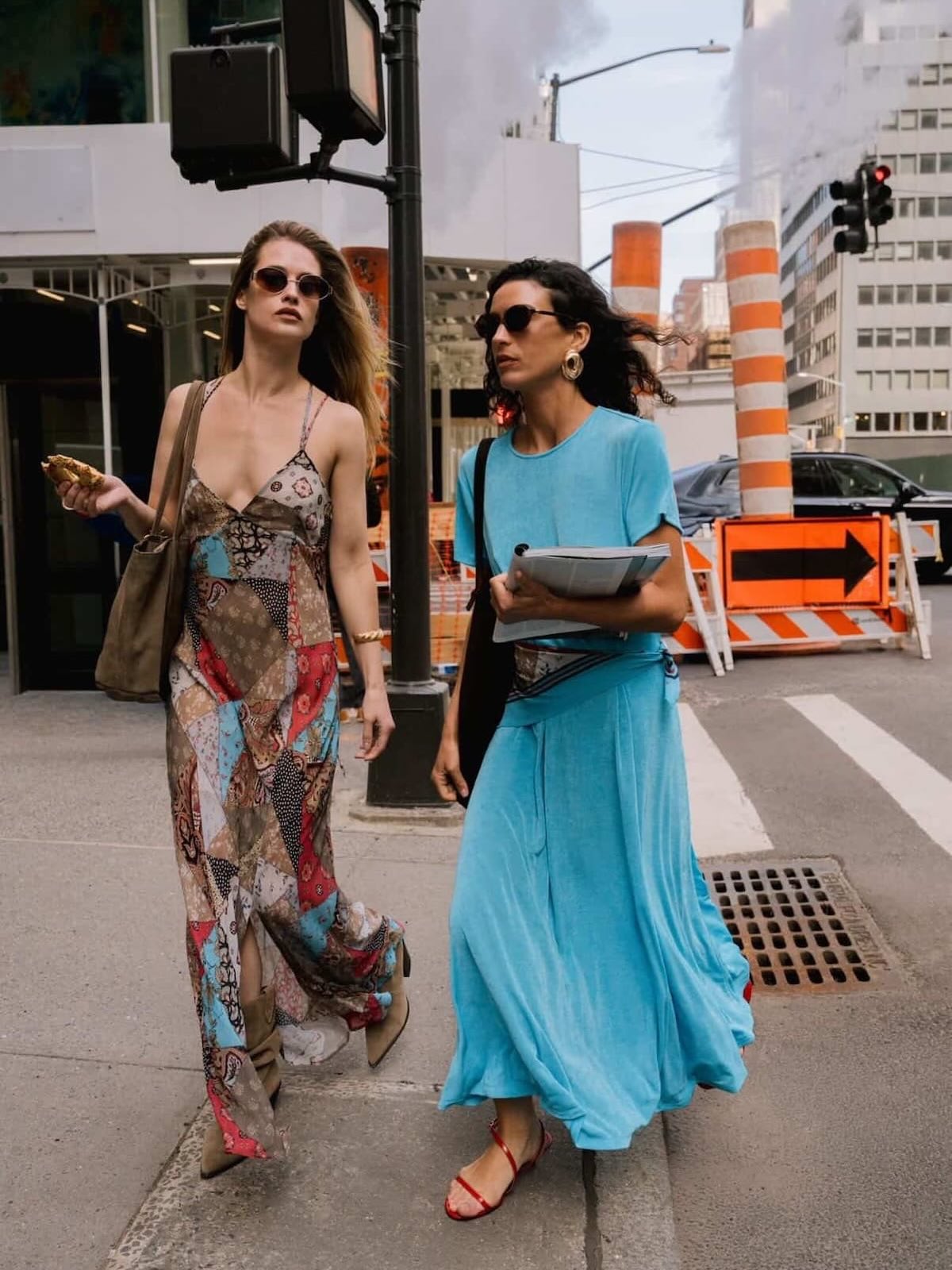 Dwie modelki w miejskich stylizacjach – sukienki z kolekcji Reserved inspirowanej „Diabeł ubiera się u Prady 2”